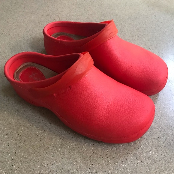 EASY USA Red Casual Beach Clogs 8 - Picture 2 of 8